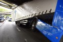 LKW blieb unter Bruecke haengen Koeln Ehrenfeld Innere Kanalstr Hornstr P049